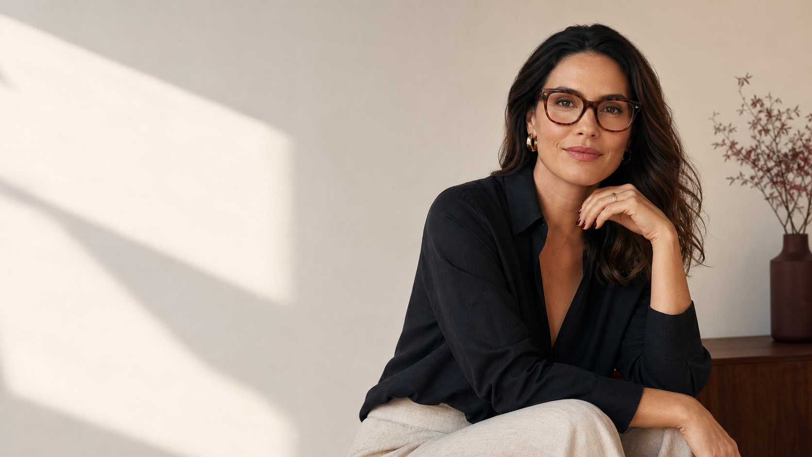 Mulher usando armação contemporânea em ambiente editorial